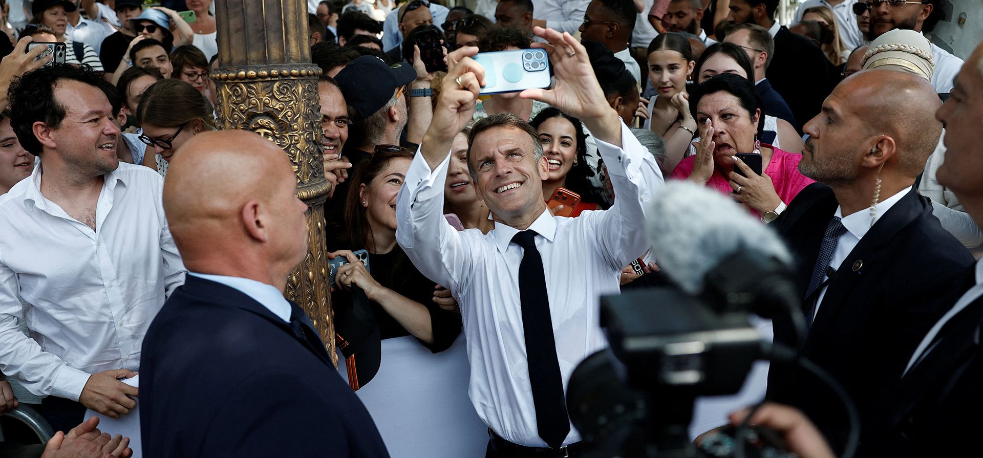 El presidente francés Emmanuel Macron posa con ciudadanos para las fotos tras el desfile militar anual del Día de la Bastilla en la Plaza de la Concordia en París, Francia, el martes 14 de julio de 2026. (Foto de Benoit Tessier/Pool vía AP) El presidente francés Emmanuel Macron posa con ciudadanos para las fotos tras el desfile militar anual del Día de la Bastilla en la Plaza de la Concordia en París, Francia, el martes 14 de julio de 2026. (Foto de Benoit Tessier/Pool vía AP)