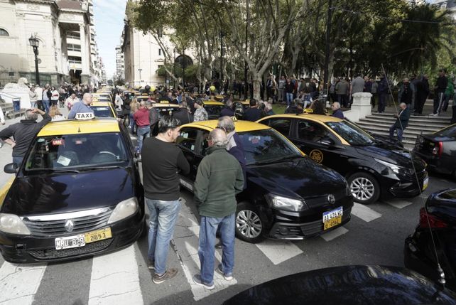 Ruido, globos y color en la protesta de taxistas frente al municipio para pedir más controles