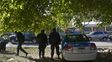 Bajo fuego. Efectivos de la Policía de Acción Táctica y del Comando Radioeléctrico montaban guardia ayer frente a la escuela de Lamadrid y Alice.