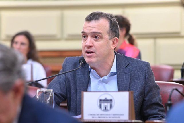 El legislador socialista promueve ayuda a las librerías.