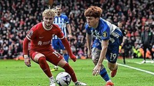 El Colo Barco debutó en la Premier League con Brighton ante Liverpool.