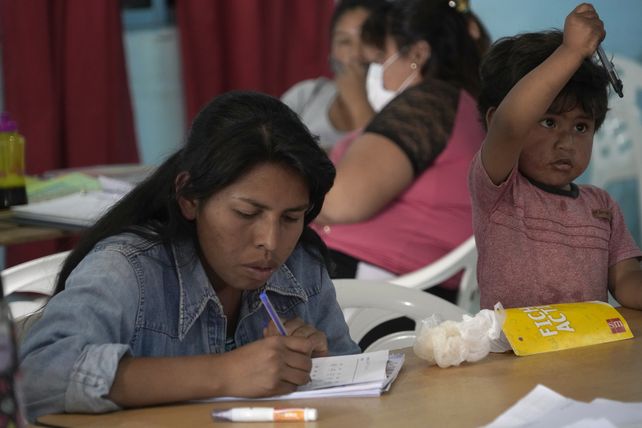 Algunas madres asisten a clases en compañía de sus hijos e hijas, con la meta de poder finalizar sus estudios.