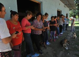 Una comuna le tiene que pagar a las esposas de los obreros porque ellos gastan todo en asado y alcohol