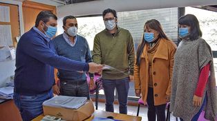 El director General del Segundo y Tercer Nivel de Atención del Ministerio de Salud, Javier Damiani, entregó el decreto por el cual se puso en funciones al nuevo director del hospital, Claudio Leiva.