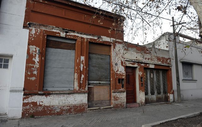 Pesadilla. Minutos de extrema tensión se vivieron en la casa de la familia asaltada en el barrio Remedios de Escalada. Luego apresaron a tres de los ladrones. (foto: Silvina Salinas)