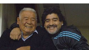 Maradona adelantó su viaje al país por la salud de su padre