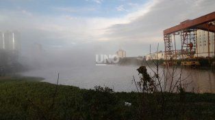 Martes que comienza con una espesa niebla que cubre la ciudad de Santa Fe