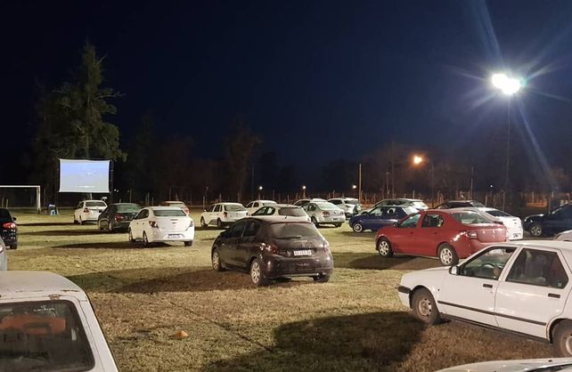 La primera funci&oacute;n del autocine de la localidad de Ramona