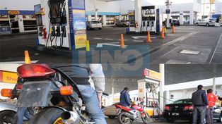 El 70% de las estaciones, sin nafta y podría no haber colectivos