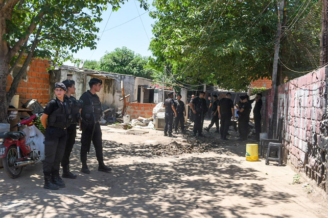 Un hombre se resistió a los tiros a ser arrestado y tomó como rehén a su hijastra