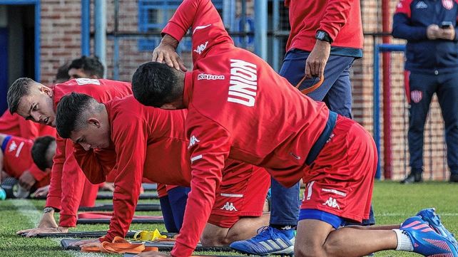 El plantel de Unión llegará este domingo a Montevideo para aguardar el partido frente a Nacional.