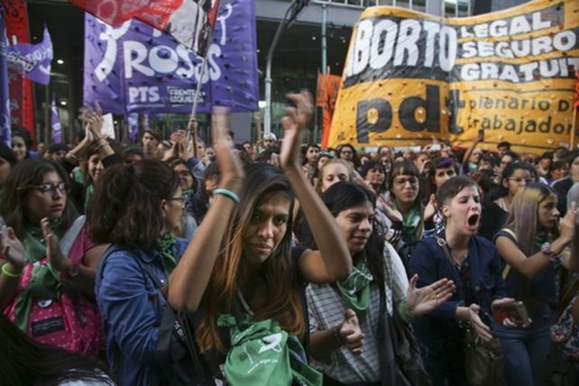 divididos. Grupos de mujeres reclaman poder abortar y otros defienden la vida de los niños en gestación.