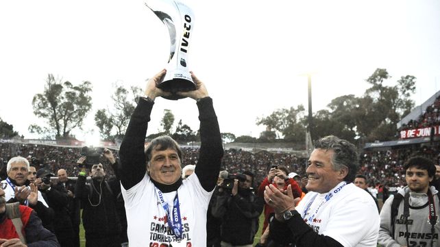 Gerardo Martino alza el trofeo de la consagración