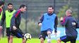 lionel messi se prepara bajo la lluvia con el barcelona