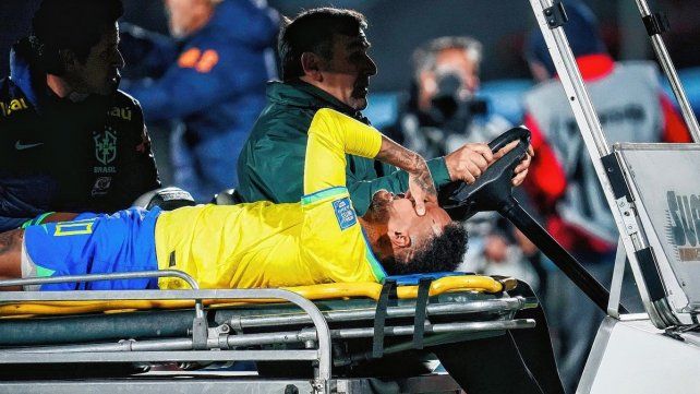 Neymar salió lesionado y hay preocupación.