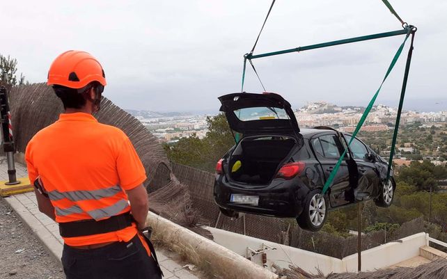 Auto volador: salió de la ruta y cayó en la pileta de una casa de fin de semana