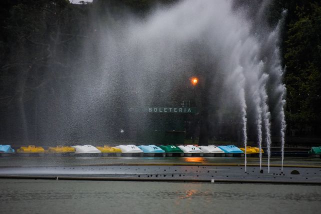 Navegar media hora en el Laguito del parque Independencia costará $2.200
