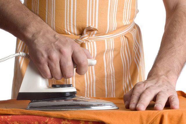 Los hombres suelen tener tácticas secretas para evitar hacer las tareas de limpieza.