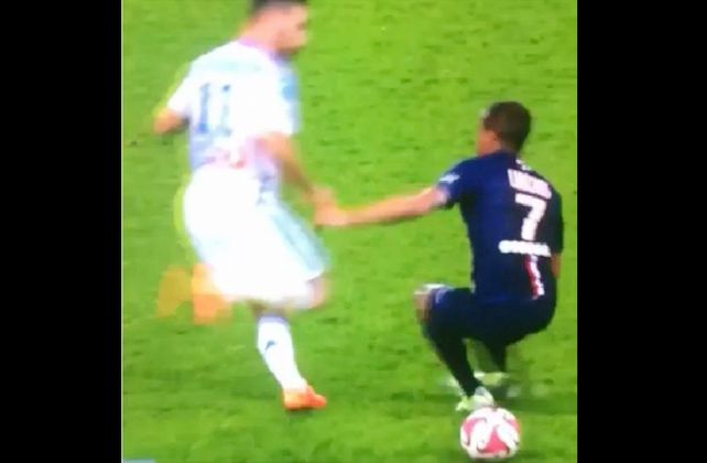 La espectacular gambeta de un jugador sin tocar la pelota