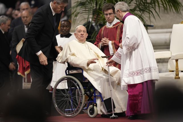 El papa Francisco al finalizar la misa en la plaza San Pedro. 