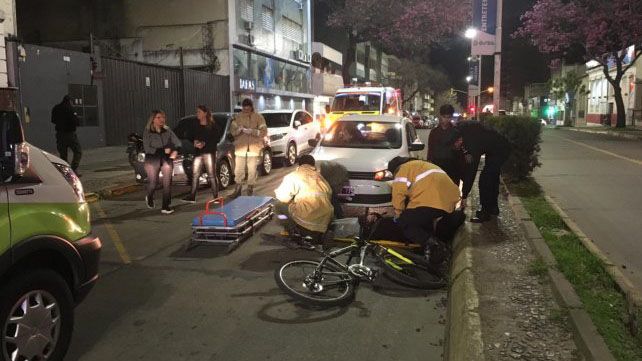 La bici tirada en el asfalto es una foto de estos días en Paraná.&nbsp;