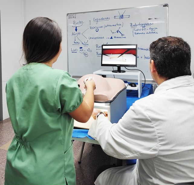 Carrera de Medicina: simulación y práctica cirugía video laparoscópica.  