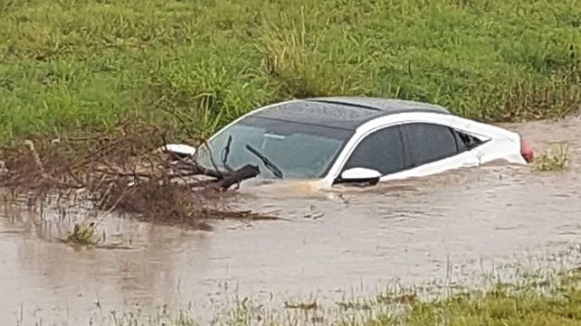 El Honda Civic abandonado estuvo en la zanja hasta el domingo. Se presume que chocó al ciclista desde atrás.