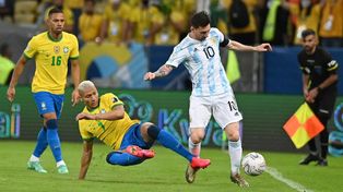 Messi asediado por Richarlison en el Maracaná. cuando la albiceleste venció 1 a 0 a la canarinha, por la 6ª fecha de las Eliminatorias sudamericanas.