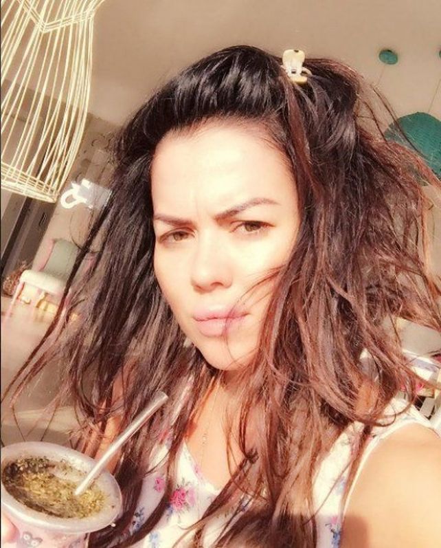 Despeinada y a cara lavada: así tomó mates Karina Jelinek Despeinada y a cara lavada: así tomó mates Karina Jelinek
