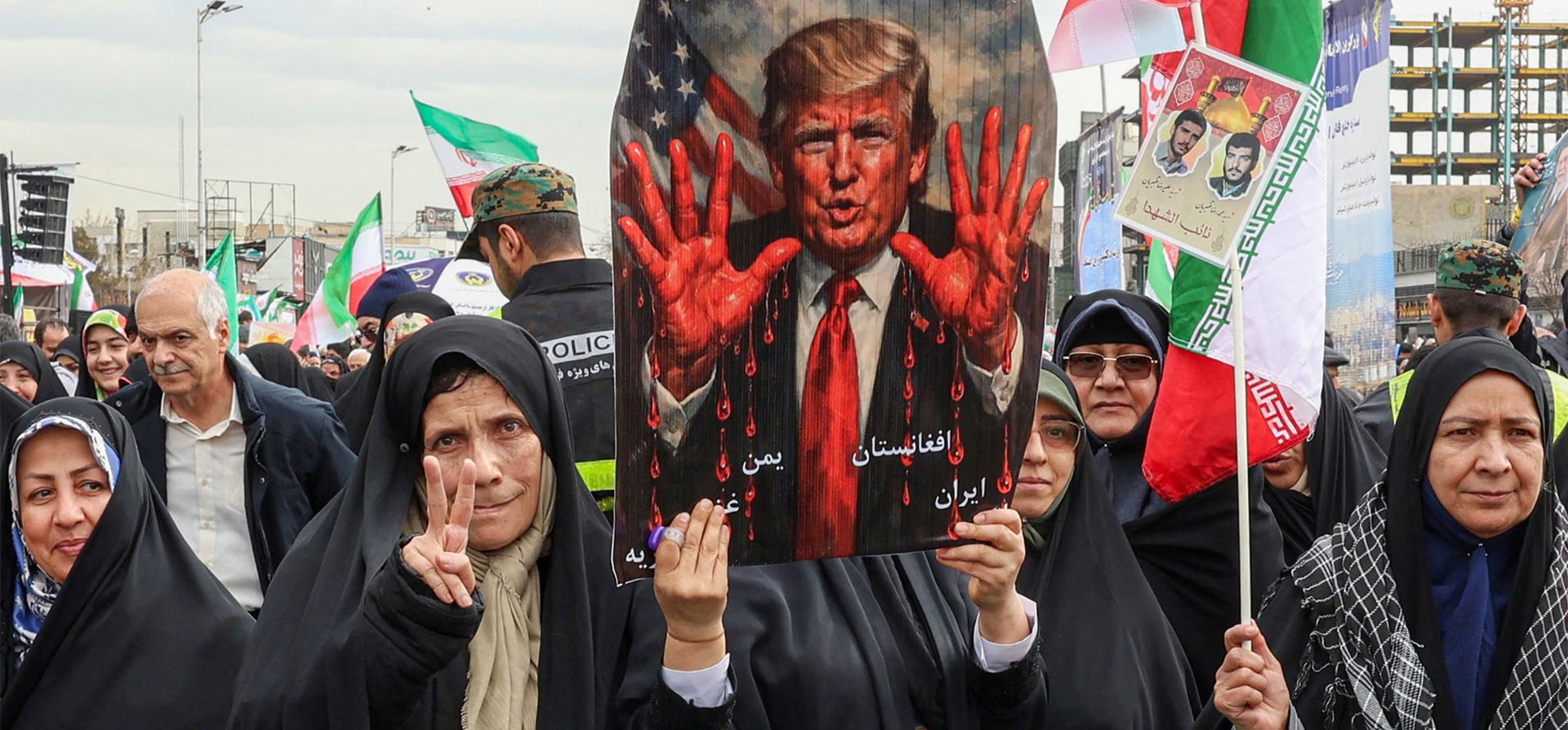 Mujeres marchan con un cartel que representa al presidente estadounidense Donald Trump con las manos ensangrentadas durante una manifestación para conmemorar el 47.º aniversario de la Revolución Islámica de 1979, Teherán, Irán. Fotografía: AFP/Getty Images Mujeres marchan con un cartel que representa al presidente estadounidense Donald Trump con las manos ensangrentadas durante una manifestación para conmemorar el 47.º aniversario de la Revolución Islámica de 1979, Teherán, Irán. Fotografía: AFP/Getty Images