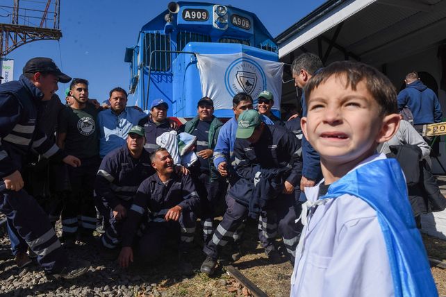 A futuro. Un nene al que le hablaron de aquel tren vive este presente.