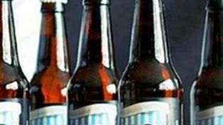 En M&eacute;xico, lanzan la cerveza 10 Marad&oacute;, en apoyo a barras bravas locales