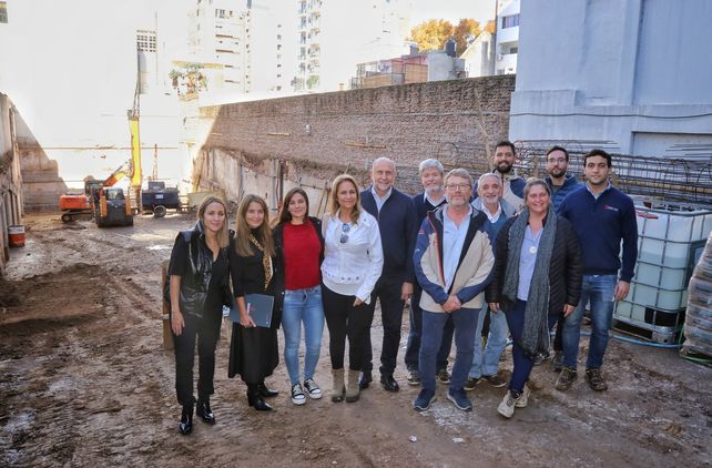 El gobernador Omar Perotti estuvo con algunos de los familiares de las víctimas de Salta 2141.