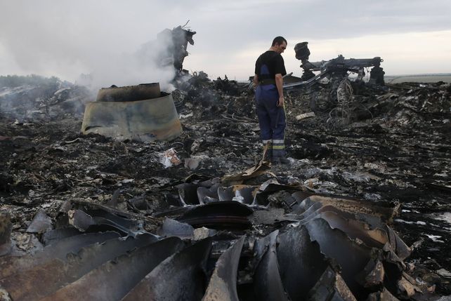 Las tareas de rescate de los restos del avión de Malaysia Airlines que fue derribado por un misil hoy fueron entorpecidas por la guerra.