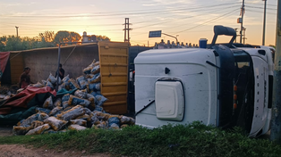 Volcó un camión cargado con papas en una bajada de Circunvalación