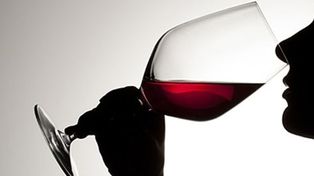 Estudian por qué un vino caro parece mejor