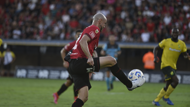 Carlos González ingresó en Newell's y en la primera que tocó, convirtió un golazo. Fue anulado por posición adelantada.