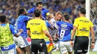 Futbolistas de Cruzeiro y Atlético Mineiro protagonizaron una batalla campal en la definición del campeonato Mineiro, en Brasil. Hubo 23 expulsiones.