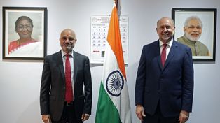 El embajador indio en la Argentina, Dinesh Bhatia, junto a Omar Perotti, tras la reunión de este martes.&nbsp;