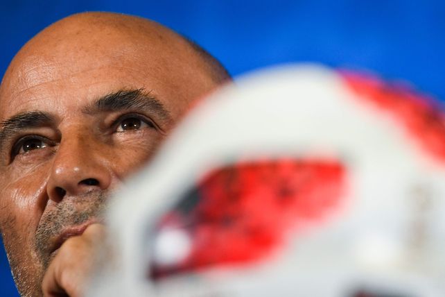 A Sampaoli lo tapó la pelota. El técnico del seleccionado no piensa en renunciar.
