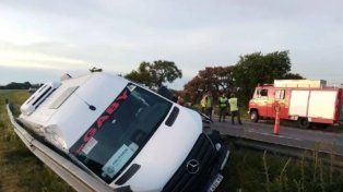 Rescatan a 15 personas tras vuelco de combi en Ruta 12