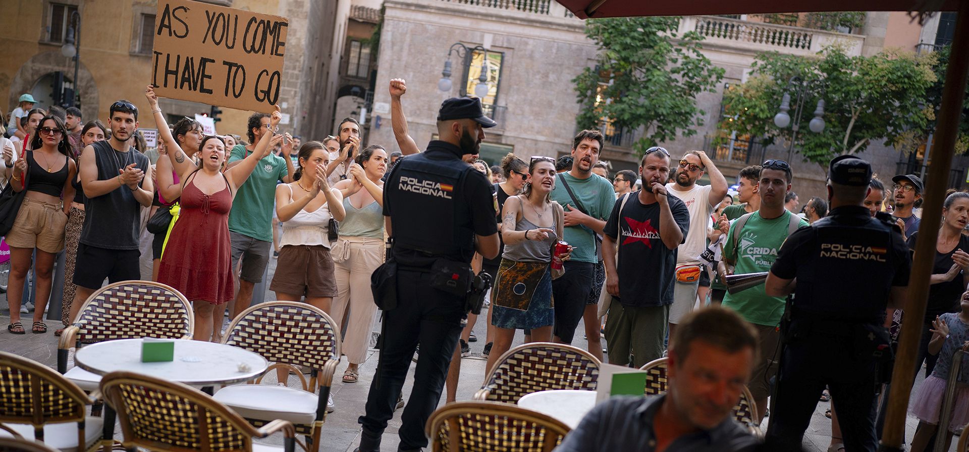 Personas se manifiestan junto a un restaurante durante una protesta contra el turismo excesivo en la isla balear de Mallorca, España, el domingo 15 de junio de 2025. (Foto AP/Joan Mateu Parra) Personas se manifiestan junto a un restaurante durante una protesta contra el turismo excesivo en la isla balear de Mallorca, España, el domingo 15 de junio de 2025. (Foto AP/Joan Mateu Parra)