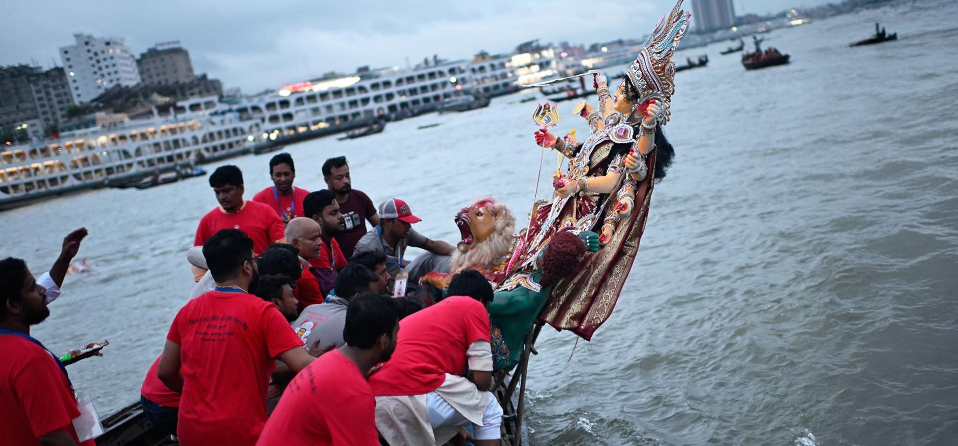 Devotos llevan un ídolo de la diosa hindú Durga en un bote para sumergirlo en el río Buriganga, marcando el final de la Durga Puja en Dhaka, Bangladesh, el jueves 2 de octubre de 2025. (Foto AP/Mahmud Hossain Opu) Devotos llevan un ídolo de la diosa hindú Durga en un bote para sumergirlo en el río Buriganga, marcando el final de la Durga Puja en Dhaka, Bangladesh, el jueves 2 de octubre de 2025. (Foto AP/Mahmud Hossain Opu)