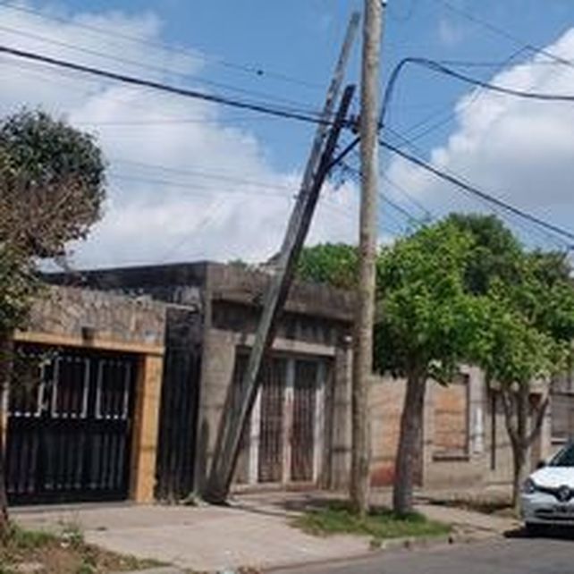 Se multiplican en Rosario los postes a punto de caer