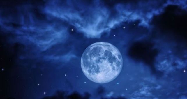 La segunda luna llena de agosto podrá verse a simple vista hacia el este en el cielo de Santa Fe.