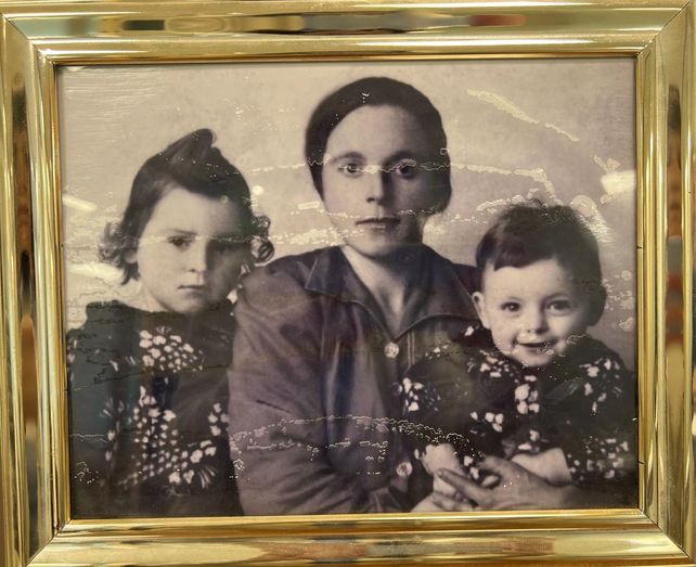 La foto de Lucio sonriente, junto a su mamá y su hermana el día que llegaron de Italia.