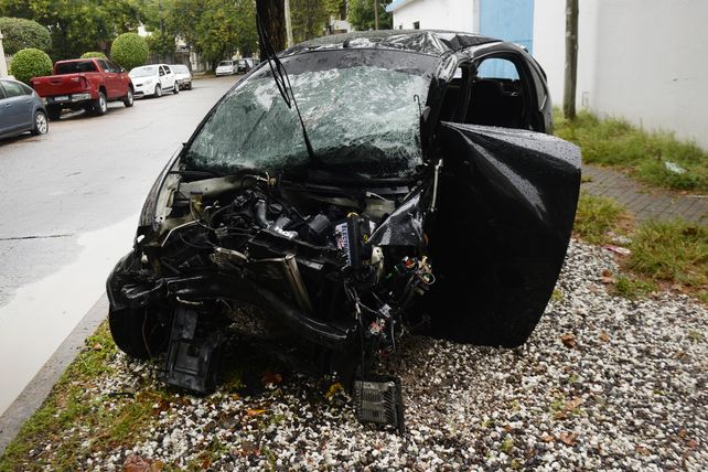 El auto en que viajaba la familia Pizorno quedó destrozado. Padre e hijo murieron en el acto.