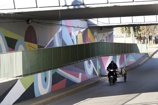 España y Circunvalación tiene nueva cara. El puente que atraviesa la ruta nacional A008 fue intervenida con una obra de muralistas rosarinos.