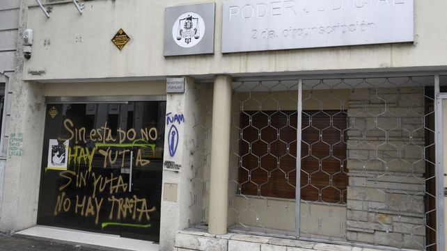 Las fotos de las pintadas con aerosol que ensuciaron fachadas de edificios públicos y privados