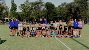 Semillero auriazul. Las nenas de la escuelita de hockey, futuras jugadoras de primera división, entrenan en la ciudad deportiva los martes y los jueves a la tarde.